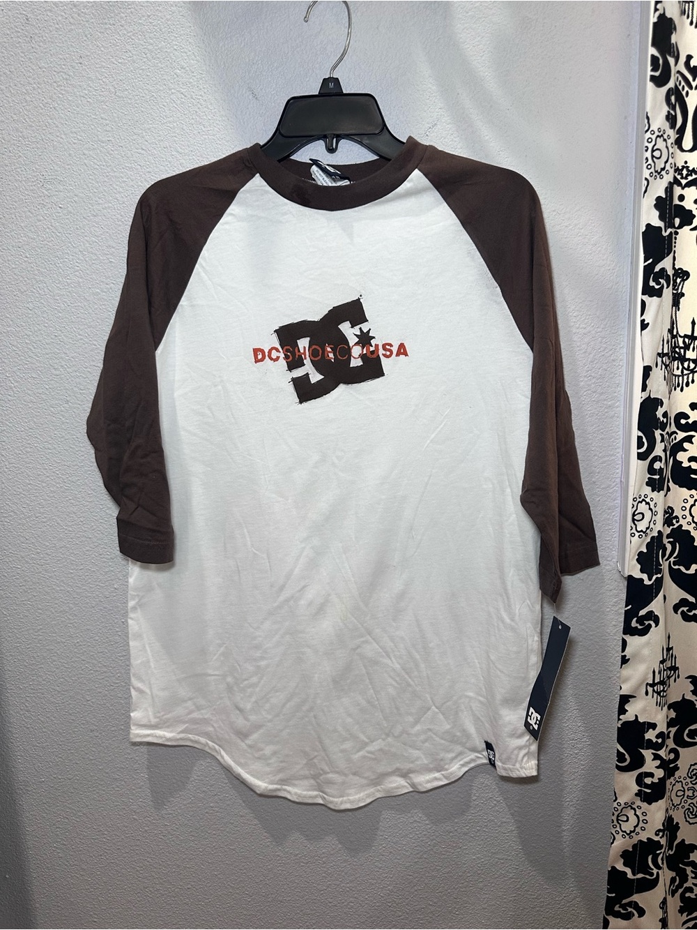DC shoes Baseball Raglan Tee Brown Sleeves